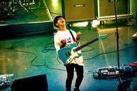 田邊駿一（Vo, G）（撮影：浜野カズシ）