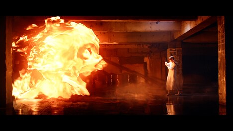 Aimer「SPARK-AGAIN」MVのワンシーン。