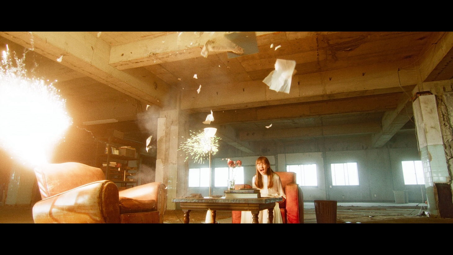 Aimer「SPARK-AGAIN」MVのワンシーン。