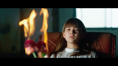 Aimer「SPARK-AGAIN」MVのワンシーン。