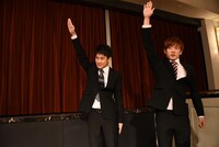 質疑応答に参加する岩谷翔吾と浦川翔平。