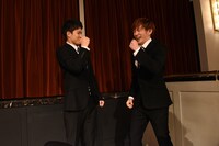 司会に当てられ喜ぶ岩谷翔吾と浦川翔平。