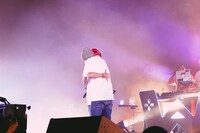 抱き合うSALUとJP THE WAVY。（Photo by Ryoya Suzuki）