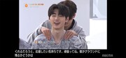 自分に代わってステージに立つことになったソンフン(前)をねぎらうジェイ(後ろ)。(c)AbemaTV,Inc.