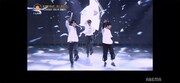 ソンフン、ケイ、ジョンウォンがパフォーマンスする様子。(c)AbemaTV,Inc.
