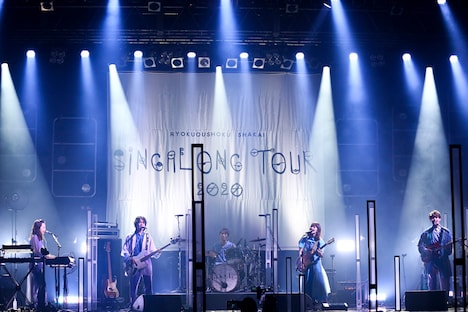 緑黄色社会「SINGALONG tour 2020 -夏を生きる-」の様子。（撮影：安藤みゆ）