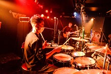 福田“TDC”忠章（Dr, Cho）（撮影：橋本塁）