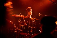 福田“TDC”忠章（Dr, Cho）（撮影：橋本塁）