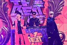 左から和田アキ子、☆Taku Takahashi（m-flo）、VERBAL（m-flo）。(c)TBS