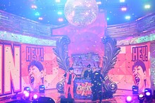 左から和田アキ子、☆Taku Takahashi（m-flo）、VERBAL（m-flo）。(c)TBS