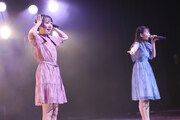 乃木坂46「ぐるぐるカーテン」をデュエットする本田珠由記と永田詩央里。（写真提供：代々木アニメーション学院）