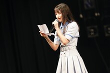 指原莉乃プロデューサーからの手紙を読み上げる冨田菜々風。（写真提供：代々木アニメーション学院）
