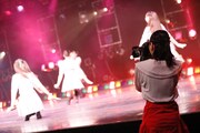 ≠MEのライブ写真を撮影する=LOVEの佐々木舞香。（写真提供：代々木アニメーション学院）