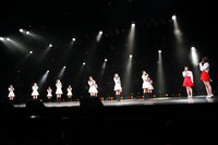 ≠MEメンバーに一問一答を投げかける=LOVEの佐々木舞香と野口衣織。（写真提供：代々木アニメーション学院）