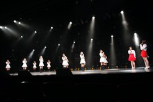 ≠MEメンバーに一問一答を投げかける=LOVEの佐々木舞香と野口衣織。（写真提供：代々木アニメーション学院）