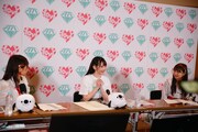 17LIVEの配信に出演する谷崎早耶（中央）。（写真提供：代々木アニメーション学院）
