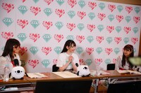 17LIVEの配信に出演する谷崎早耶（中央）。（写真提供：代々木アニメーション学院）