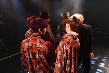 円陣を組むONE N' ONLY。（撮影：堀内彩香）