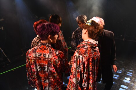 円陣を組むONE N' ONLY。（撮影：堀内彩香）