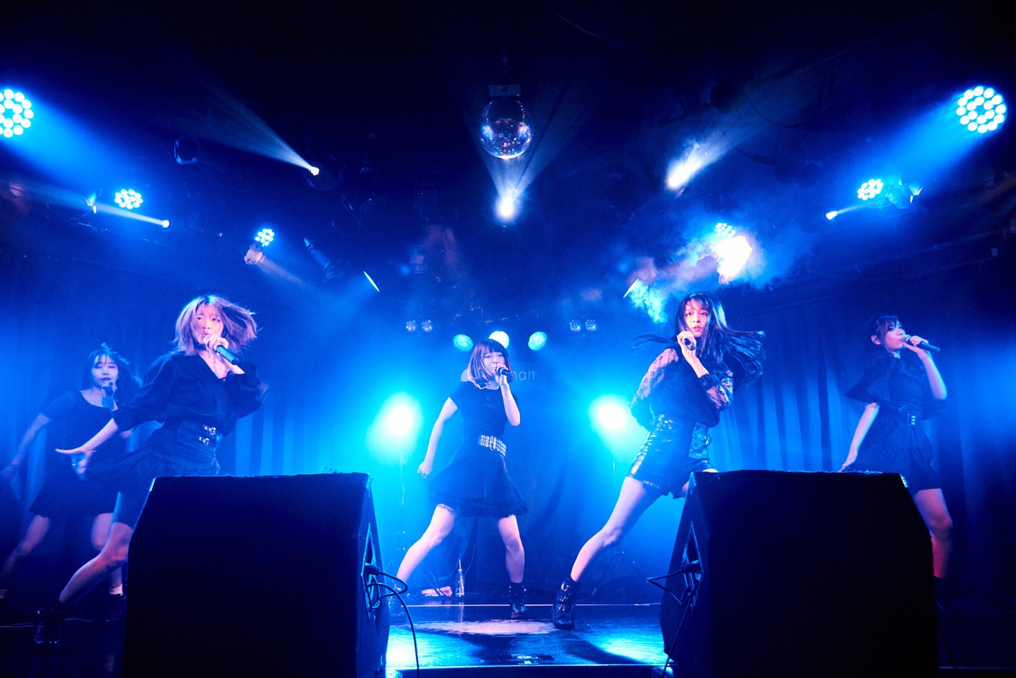 DEAR KISS無観客ライブの様子。（撮影：宇佐美亮）