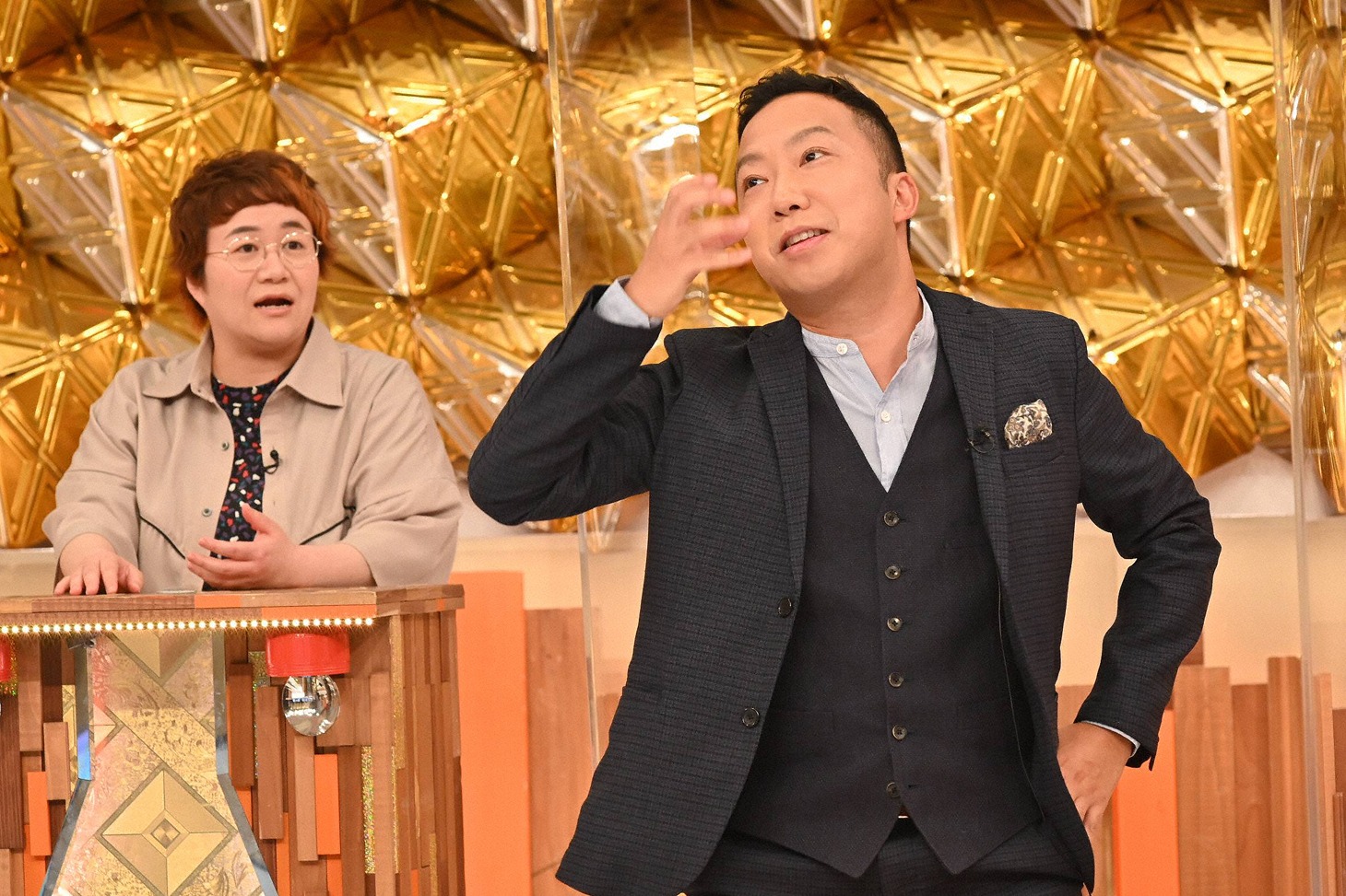 左から近藤春菜（ハリセンボン）、市川猿之助。(c)フジテレビ