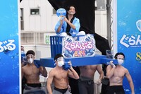 神輿に担がれ登場した竜星涼。