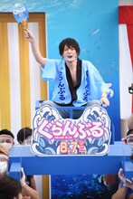 神輿に担がれ登場した犬飼貴丈。