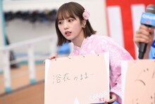 竜星と犬飼のフリップをのぞき込む与田祐希。