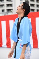 お題「与田祐希」をジェスチャーで表現する竜星涼。