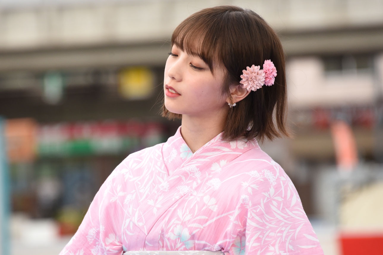 竜星涼のジェスチャー（答えは「与田祐希」）を再現しつつ正解を考える与田祐希。