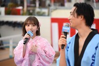 竜星涼（手前）が自分のマネをしていたことを知った与田祐希（奥）。