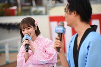 照れ笑いを浮かべる与田祐希（奥）。