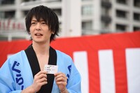 ジェスチャーに頭を悩ませる犬飼貴丈。