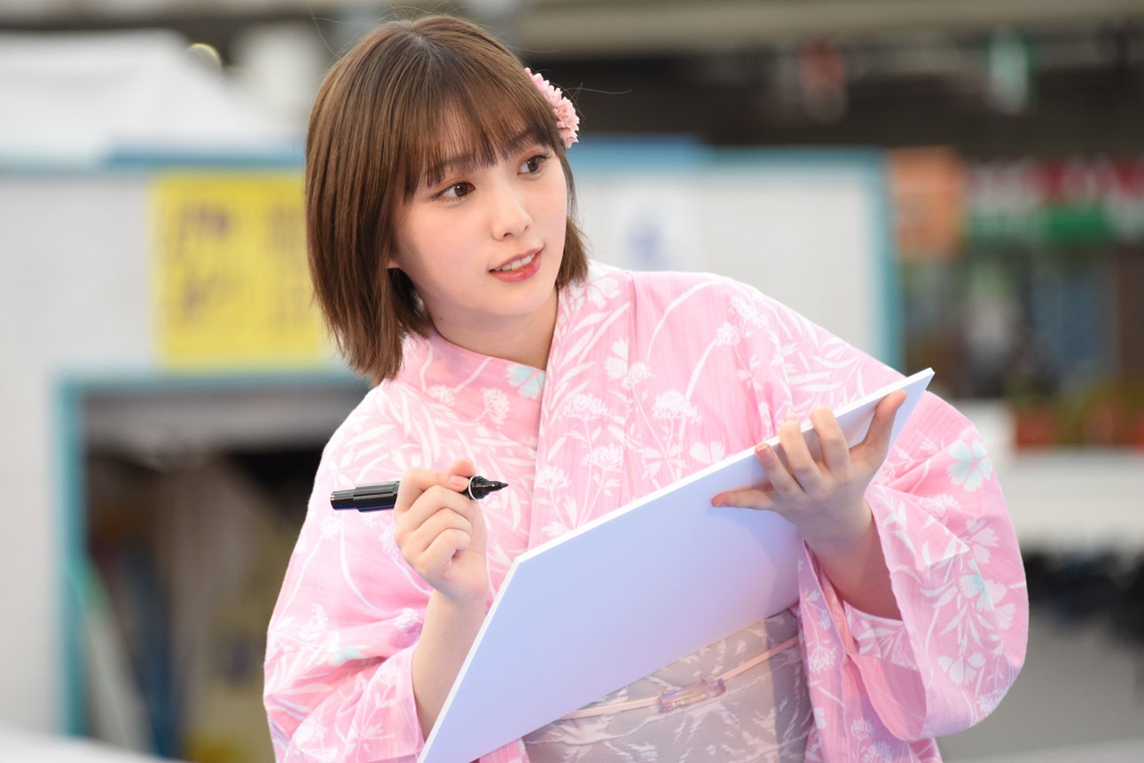 犬飼貴丈のジェスチャーを見る与田祐希。