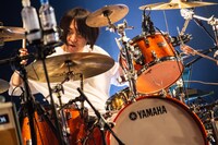 小泉貴裕（Dr）（撮影：ハタサトシ）