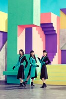 人気画像2位は「PerfumeがNiziUデビュー曲『Step and a step』を踊る」より、Perfume。