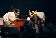 仲良く配信画面を見るSIRUP、BIM、kZm。（Photo by Ryohei Ambo.）