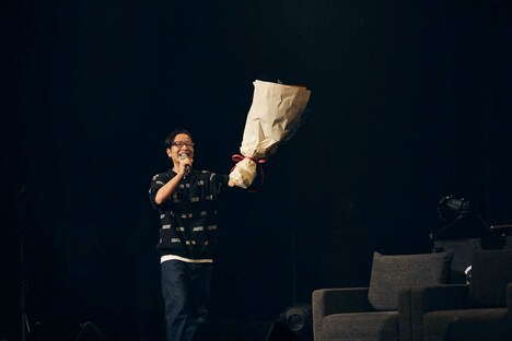 3年前のお返しとしてBIMに花束をプレゼントするPUNPEE。（Photo by Ryohei Ambo.）