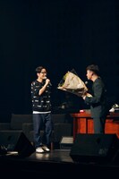 PUNPEEから花束を受け取るBIM。（Photo by Ryohei Ambo.）