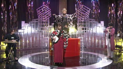 3人の和楽器奏者とコラボレーションする小林幸子(中央後列)。(写真提供:NHK)