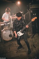 左から吉田雄介（Dr / tricot）、関浩佑（B / ジラフポット）。（撮影：中山優瞳）