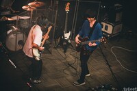 左からキダモティフォ（G, Cho / tricot）、ヤマシタタカヒサ（B / シナリオアート）。（撮影：中山優瞳）