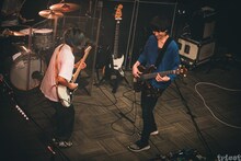 左からキダモティフォ（G, Cho / tricot）、ヤマシタタカヒサ（B / シナリオアート）。（撮影：中山優瞳）