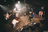 tricotとヤマシタタカヒサ（B / シナリオアート）、ハットリクミコ（Dr, Vo）。（撮影：中山優瞳）