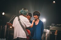 キダモティフォ（G, Cho / tricot）の質問に答えるヤマシタタカヒサ（B / シナリオアート）、関浩佑（B / ジラフポット）。（撮影：中山優瞳）