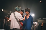 キダモティフォ(G, Cho / tricot)の質問に答えるヤマシタタカヒサ(B / シナリオアート)、関浩佑(B / ジラフポット)。(撮影:中山優瞳)