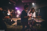 ヤマシタタカヒサ（B / シナリオアート）、中嶋イッキュウ（Vo, G / tricot）。（撮影：中山優瞳）