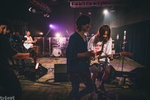 ヤマシタタカヒサ（B / シナリオアート）、中嶋イッキュウ（Vo, G / tricot）。（撮影：中山優瞳）