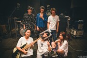 前列左からキダモティフォ（G, Cho / tricot）、ハットリクミコ（Dr, Vo）、中嶋イッキュウ（Vo, G / tricot）。後列左から関浩佑（B / ジラフポット）、ヤマシタタカヒサ（B / シナリオアート）、吉田雄介（Dr / tricot）。（撮影：中山優瞳）