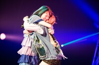 抱き合う征之丞十五時（左）と凪あけぼの（右）。